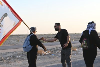 موكب (جنوب الولاء لحامل اللواء) يواصل تقديم خدماته لزائري الأربعين