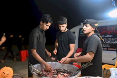منذ ساعات الصباح الأولى وحتى ساعات متأخرة من الليل .. موكب (جنوب الولاء لحامل اللواء) في خدمة زائري الإمام الحسين (ع)