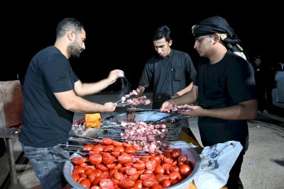 منذ ساعات الصباح الأولى وحتى ساعات متأخرة من الليل .. موكب (جنوب الولاء لحامل اللواء) في خدمة زائري الإمام الحسين (ع)