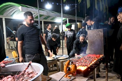 منذ ساعات الصباح الأولى وحتى ساعات متأخرة من الليل .. موكب (جنوب الولاء لحامل اللواء) في خدمة زائري الإمام الحسين (ع)