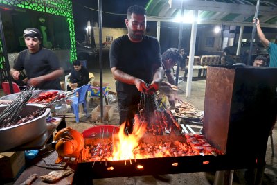منذ ساعات الصباح الأولى وحتى ساعات متأخرة من الليل .. موكب (جنوب الولاء لحامل اللواء) في خدمة زائري الإمام الحسين (ع)