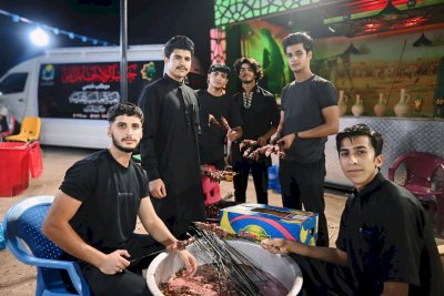 منذ ساعات الصباح الأولى وحتى ساعات متأخرة من الليل .. موكب (جنوب الولاء لحامل اللواء) في خدمة زائري الإمام الحسين (ع)