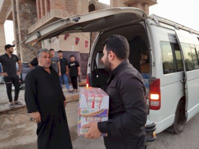 من فيض خيرات أبي الفضل العباس (ع) .. توزيع المياه والعصائر والمواد الغذائية على مواكب خدمة الزائرين المنتشرة في مركز محافظة المثنى.
