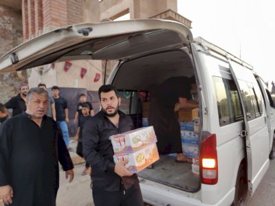 من فيض خيرات أبي الفضل العباس (ع) .. توزيع المياه والعصائر والمواد الغذائية على مواكب خدمة الزائرين المنتشرة في مركز محافظة المثنى.