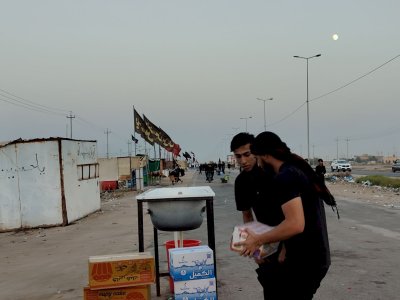من فيض خيرات أبي الفضل العباس (ع) .. توزيع المياه والعصائر والمواد الغذائية على مواكب خدمة الزائرين المنتشرة في مركز محافظة المثنى.