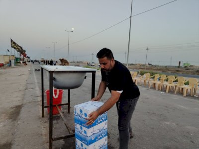من فيض خيرات أبي الفضل العباس (ع) .. توزيع المياه والعصائر والمواد الغذائية على مواكب خدمة الزائرين المنتشرة في مركز محافظة المثنى.