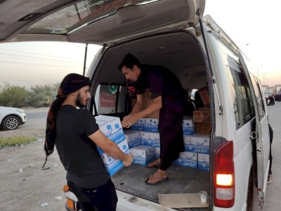 من فيض خيرات أبي الفضل العباس (ع) .. توزيع المياه والعصائر والمواد الغذائية على مواكب خدمة الزائرين المنتشرة في مركز محافظة المثنى.