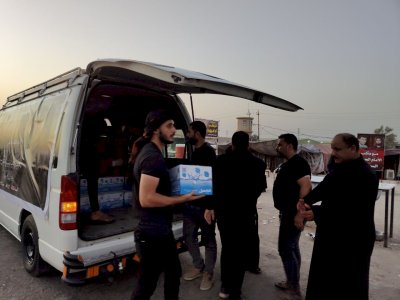 من فيض خيرات أبي الفضل العباس (ع) .. توزيع المياه والعصائر والمواد الغذائية على مواكب خدمة الزائرين المنتشرة في مركز محافظة المثنى.