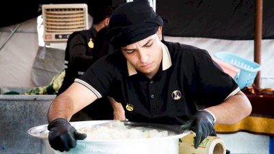 في يومه الخدمي التاسع عشر .. موكب (جنوب الولاء لحامل اللواء) الخدمي يواصل تقديم خدماته للزائرين في مدينة كربلاء المقدسة.