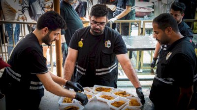 في يومه الخدمي التاسع عشر .. موكب (جنوب الولاء لحامل اللواء) الخدمي يواصل تقديم خدماته للزائرين في مدينة كربلاء المقدسة.