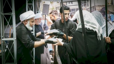 في يومه الخدمي التاسع عشر .. موكب (جنوب الولاء لحامل اللواء) الخدمي يواصل تقديم خدماته للزائرين في مدينة كربلاء المقدسة.