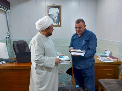 مركز تراث الجنوب يزور مكتبة الشيخ (آقا بزرك الطهراني) العامة ويهديها مجموعة من إصداراته