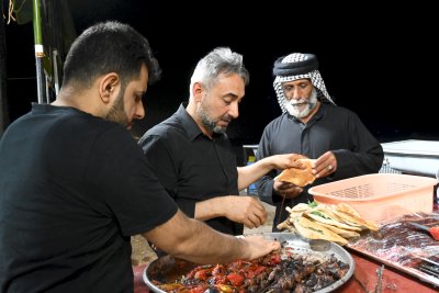 موكب (جنوب الولاء) يفتتح خدمته ويوزع وجبات الإفطار لزائري الأربعينية