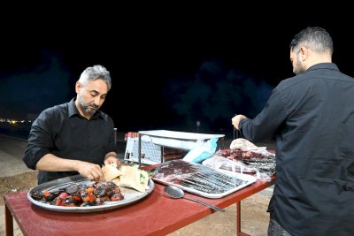 موكب (جنوب الولاء) يفتتح خدمته ويوزع وجبات الإفطار لزائري الأربعينية