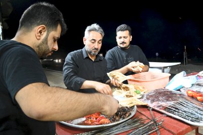 موكب (جنوب الولاء) يفتتح خدمته ويوزع وجبات الإفطار لزائري الأربعينية