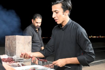 موكب (جنوب الولاء) يفتتح خدمته ويوزع وجبات الإفطار لزائري الأربعينية