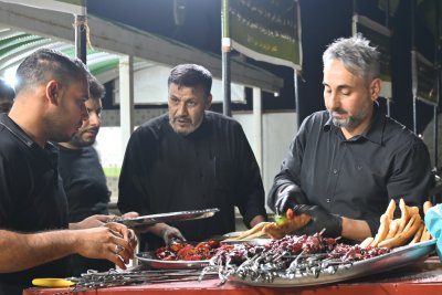 موكب جنوب الولاء لحامل اللواء يواصل تقديم خدماته لزائري الأربعينية