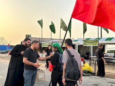 موكب جنوب الولاء لحامل اللواء يواصل تقديم خدماته لزائري الأربعينية