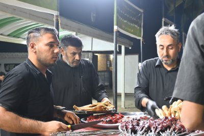 موكب جنوب الولاء لحامل اللواء يواصل تقديم خدماته لزائري الأربعينية