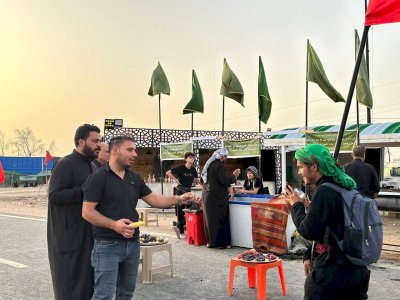 موكب جنوب الولاء لحامل اللواء يواصل تقديم خدماته لزائري الأربعينية