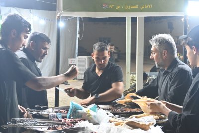 موكب جنوب الولاء لحامل اللواء يواصل تقديم خدماته لزائري الأربعينية