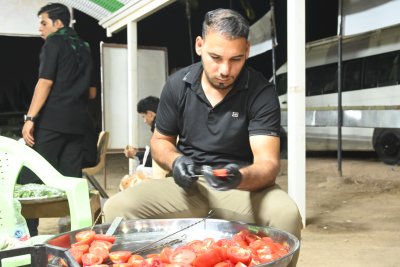 منذ الصباح وحتى المساء... موكب (جنوب الولاء لحامل اللواء) يواصل عطاءه لزائري الإمام الحسين (عليه السلام)