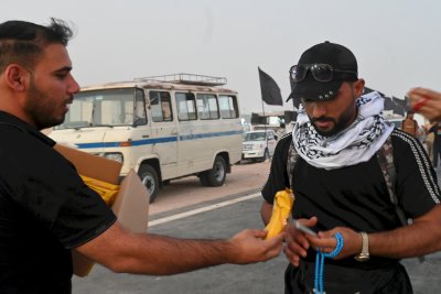منذ الصباح وحتى المساء... موكب (جنوب الولاء لحامل اللواء) يواصل عطاءه لزائري الإمام الحسين (عليه السلام)
