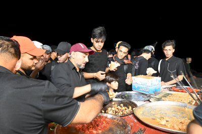 منذ الصباح وحتى المساء... موكب (جنوب الولاء لحامل اللواء) يواصل عطاءه لزائري الإمام الحسين (عليه السلام)