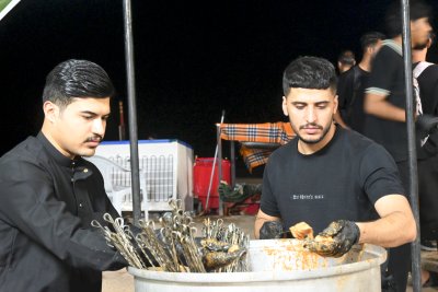 منذ الصباح وحتى المساء... موكب (جنوب الولاء لحامل اللواء) يواصل عطاءه لزائري الإمام الحسين (عليه السلام)