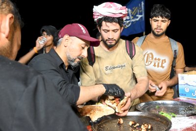 منذ الصباح وحتى المساء... موكب (جنوب الولاء لحامل اللواء) يواصل عطاءه لزائري الإمام الحسين (عليه السلام)