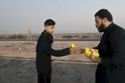 منذ الصباح وحتى المساء... موكب (جنوب الولاء لحامل اللواء) يواصل عطاءه لزائري الإمام الحسين (عليه السلام)