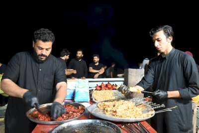 منذ الصباح وحتى المساء... موكب (جنوب الولاء لحامل اللواء) يواصل عطاءه لزائري الإمام الحسين (عليه السلام)