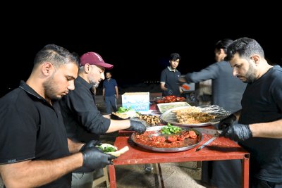 منذ الصباح وحتى المساء... موكب (جنوب الولاء لحامل اللواء) يواصل عطاءه لزائري الإمام الحسين (عليه السلام)