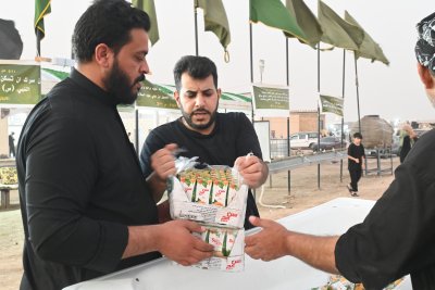 منذ الصباح وحتى المساء... موكب (جنوب الولاء لحامل اللواء) يواصل عطاءه لزائري الإمام الحسين (عليه السلام)