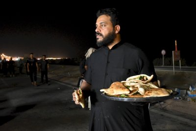 منذ الصباح وحتى المساء... موكب (جنوب الولاء لحامل اللواء) يواصل عطاءه لزائري الإمام الحسين (عليه السلام)