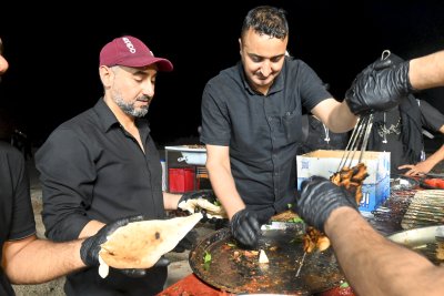منذ الصباح وحتى المساء... موكب (جنوب الولاء لحامل اللواء) يواصل عطاءه لزائري الإمام الحسين (عليه السلام)