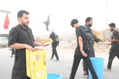 موكب جنوب الولاء يواصل خدمته متنقلًا مع خطى الزائرين نحو كربلاء