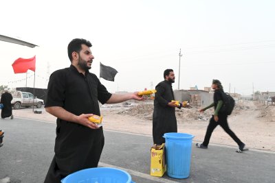 موكب جنوب الولاء يواصل خدمته متنقلًا مع خطى الزائرين نحو كربلاء