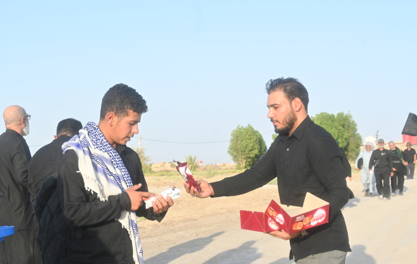عبر موكب (جنوب الولاء).. قسم المعارف يقدم خدماته لزائري الأربعين في المثنى