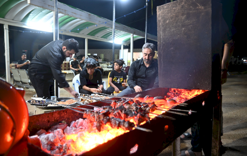 منذ ساعات الصباح الأولى وحتى ساعات متأخرة من الليل .. موكب (جنوب الولاء لحامل اللواء) في خدمة زائري الإمام الحسين (ع)