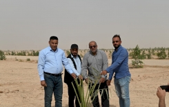 وفد من مركز تراث الجنوب برئاسة الدكتور الشرهاني يهدي إلى مزرعة الساقي فسائل نخيل من الأنواع المعروفة في محافظة ذي قار (الشويثي الأصفر).