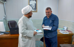 مركز تراث الجنوب يزور مكتبة الشيخ (آقا بزرك الطهراني) العامة ويهديها مجموعة من إصداراته