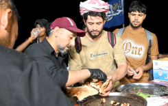 منذ الصباح وحتى المساء... موكب (جنوب الولاء لحامل اللواء) يواصل عطاءه لزائري الإمام الحسين (عليه السلام)