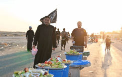 موكب (جنوب الولاء لحامل اللواء) يواصل تقديم خدماته لزائري الأربعين