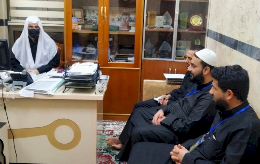 مديرُ مركزِ تُراث كربلاء يعقدُ اجتماعًا مع كادرِ وحدةِ التَّحقيق