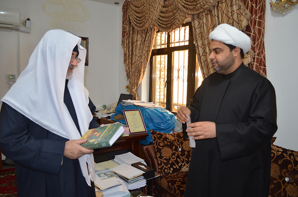 الشيخ عقيل الحمداني يهدي مؤلَّفه الجديدة إلى مكتبة مركز تراث كربلاء