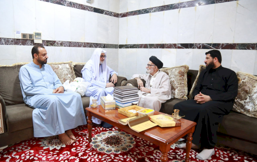 وفدٌ من مركزِ تراثِ كربلاء يزورُ السيّدَ الأشكوريّ