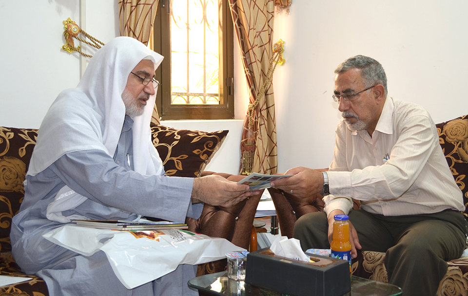الخطاط عبد الكريم الشمري يزور مركز تراث كربلاء