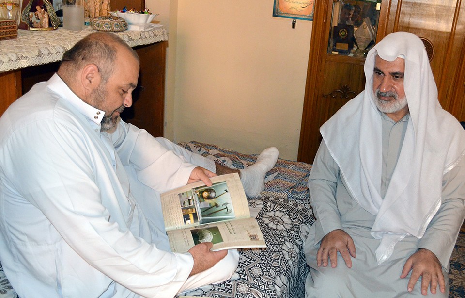 وفدٌ من مركز تراث كربلاء يزور السيد علاء ضياء الدين للإطمئنان على حالته الصحية