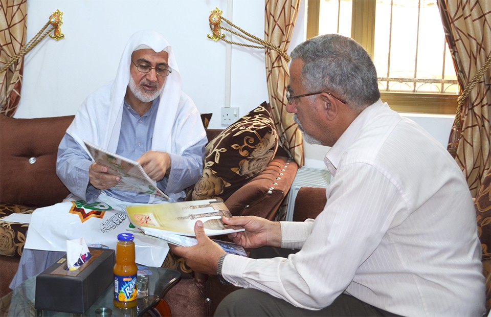 الخطاط عبد الكريم الشمري يزور مركز تراث كربلاء